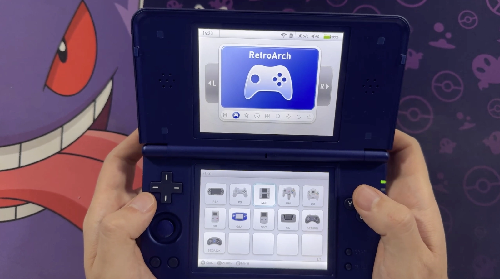 Linux-Oberfläche des Anbernic RG DS Plus mit RetroArch auf dem oberen und dem Systemmenü auf dem unteren Display.