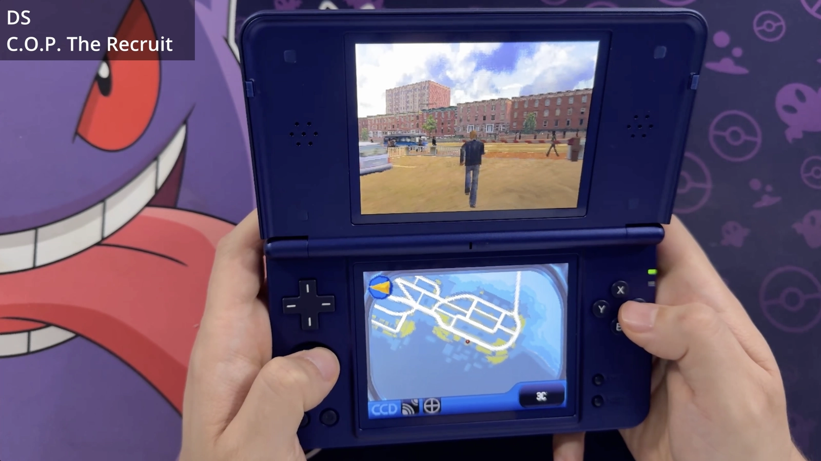 C.O.P.: The Recruit für Nintendo DS nutzt beide Displays des Anbernic RG DS Plus für Spielwelt und Karte.
