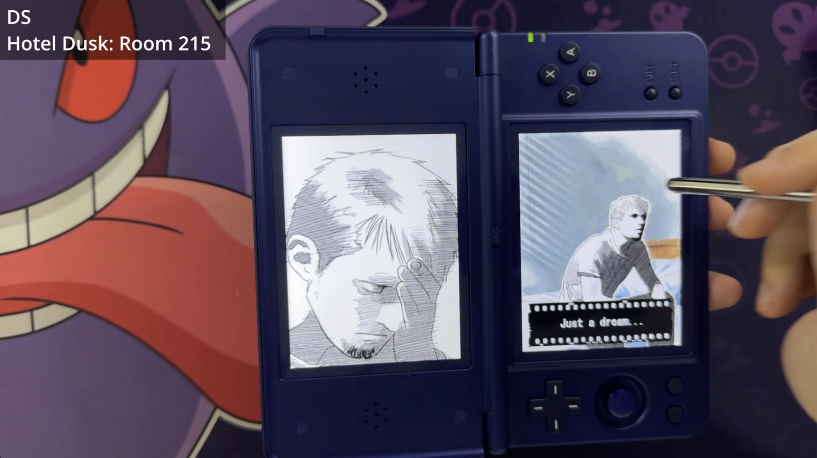 Hotel Dusk: Room 215 im Hochformat auf dem gedrehten Anbernic RG DS Plus, bedient mit dem Stylus.