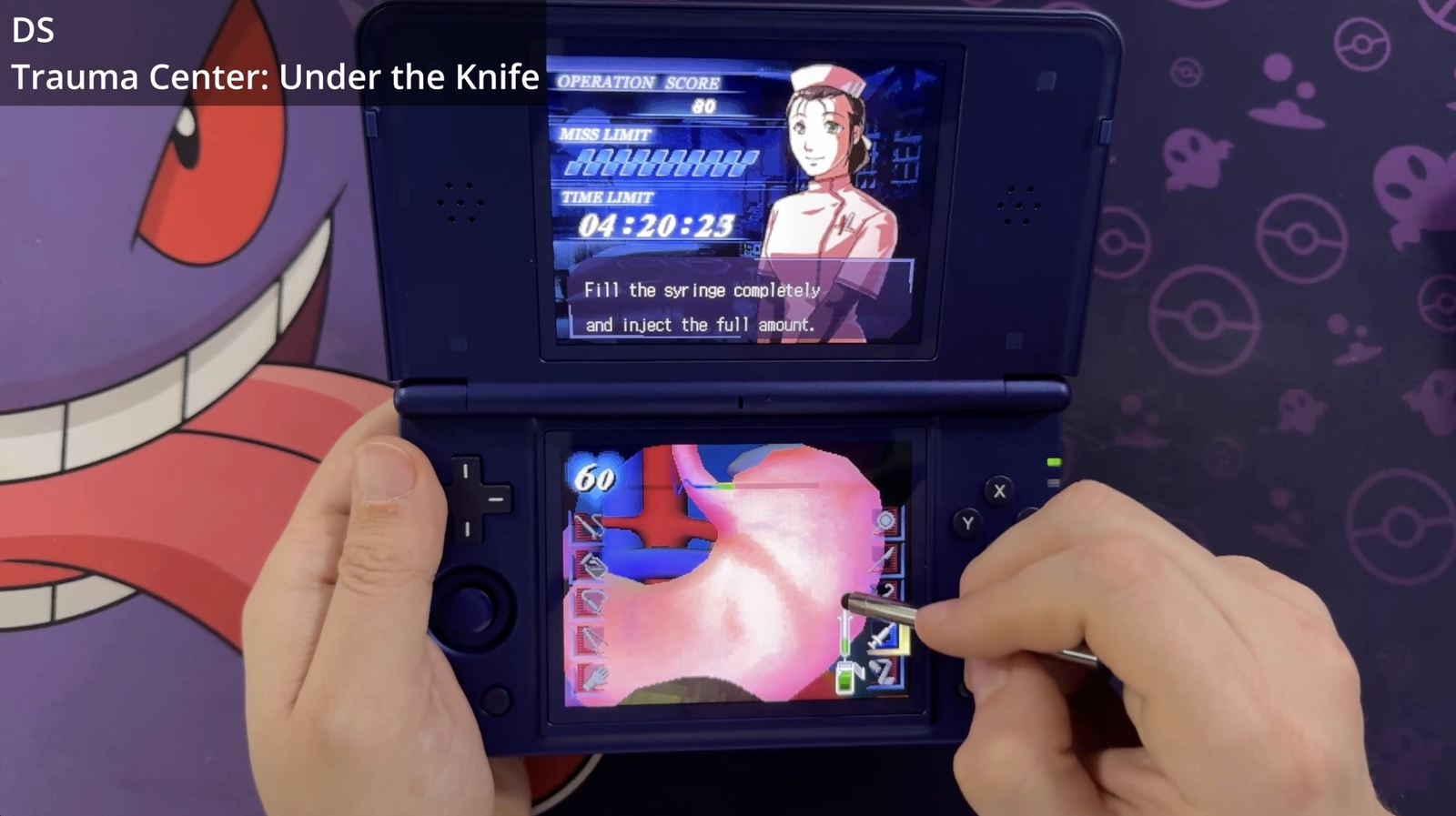 Trauma Center: Under the Knife für Nintendo DS wird mit dem Stylus auf dem Touchscreen des Anbernic RG DS Plus bedient.