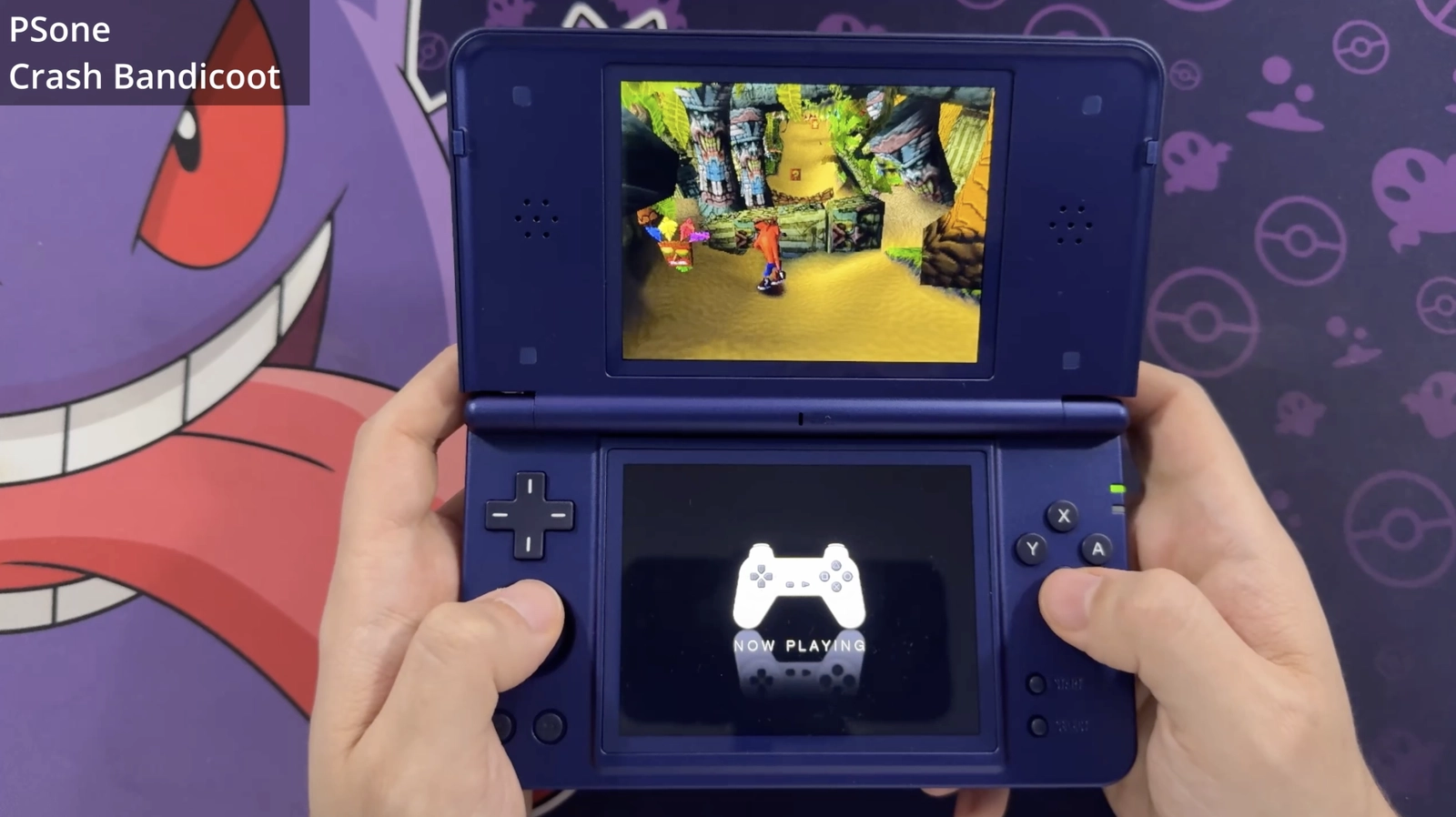 Crash Bandicoot für PlayStation 1 läuft auf dem oberen Bildschirm des Anbernic RG DS Plus.