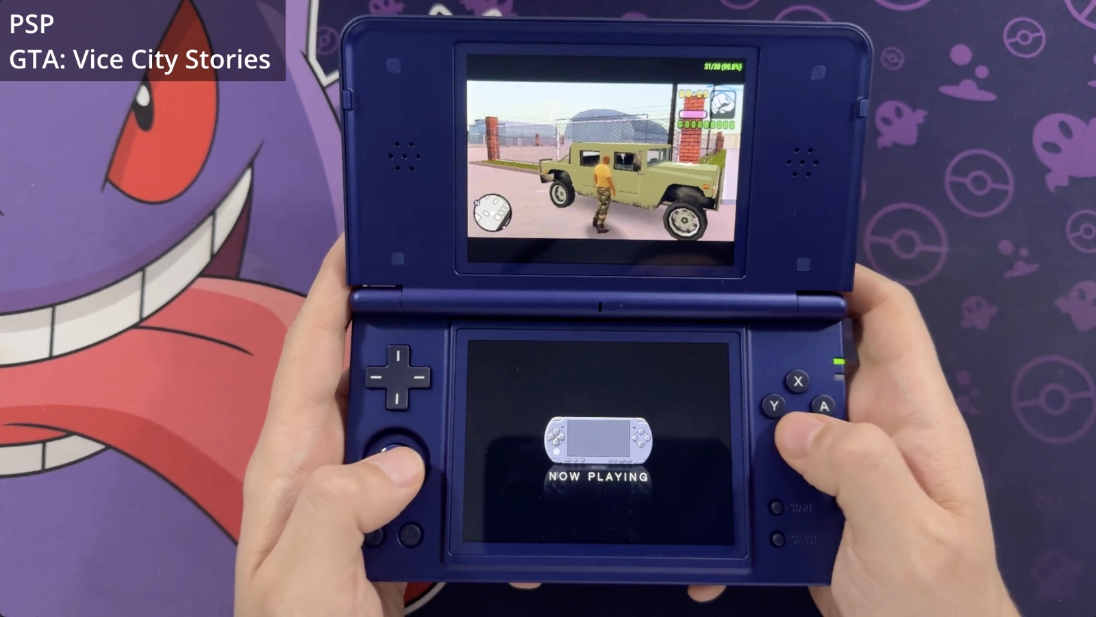 GTA: Vice City Stories für PSP läuft mit schwarzen Balken auf dem oberen Display des Anbernic RG DS Plus.