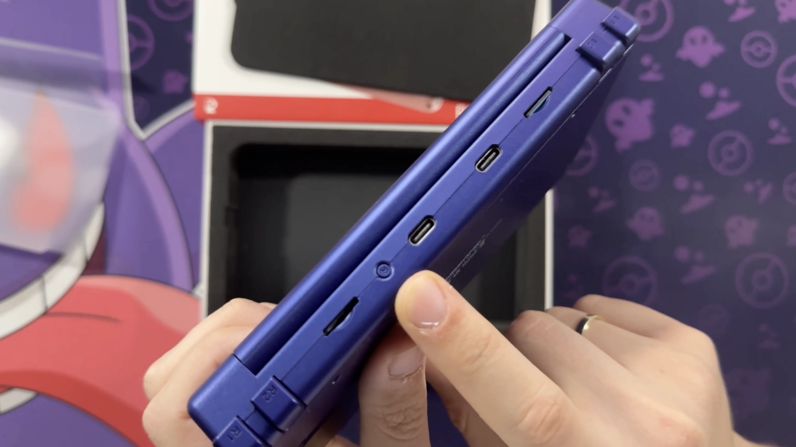 Seitenansicht des Anbernic RG DS Plus mit USB-C-Anschlüssen, Kopfhörerbuchse und Slots für microSD-Karten.