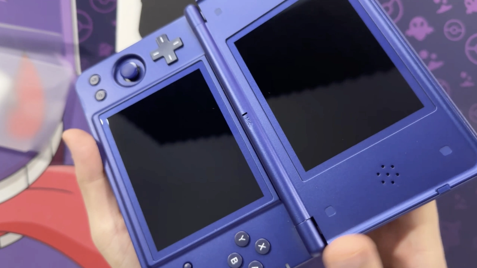 Der aufgeklappte blaue Anbernic RG DS Plus mit zwei Displays, Steuerkreuz, Analogstick und ABXY-Tasten.