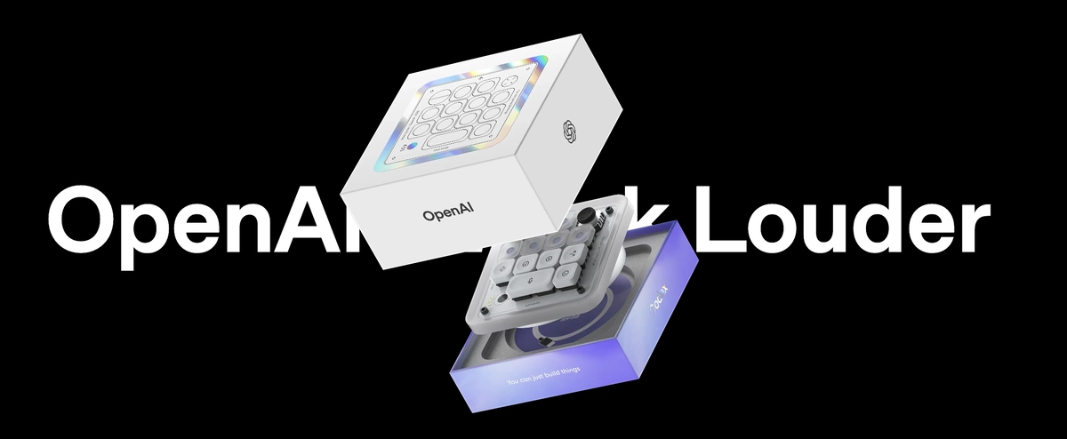 OpenAI Codex Micro von Work Louder mit Verpackung und Controller auf schwarzem Hintergrund