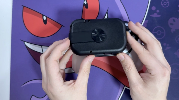 Razer Prio im Größenvergleich mit einem Nintendo Switch Pro Controller