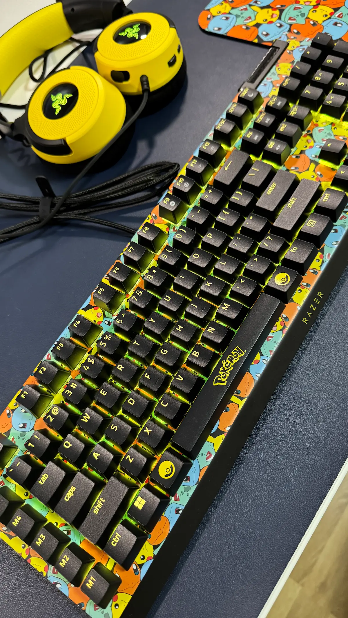 Ein Bild der Razer BlackWidow V4 X aus der limitierten Pokemon Collab