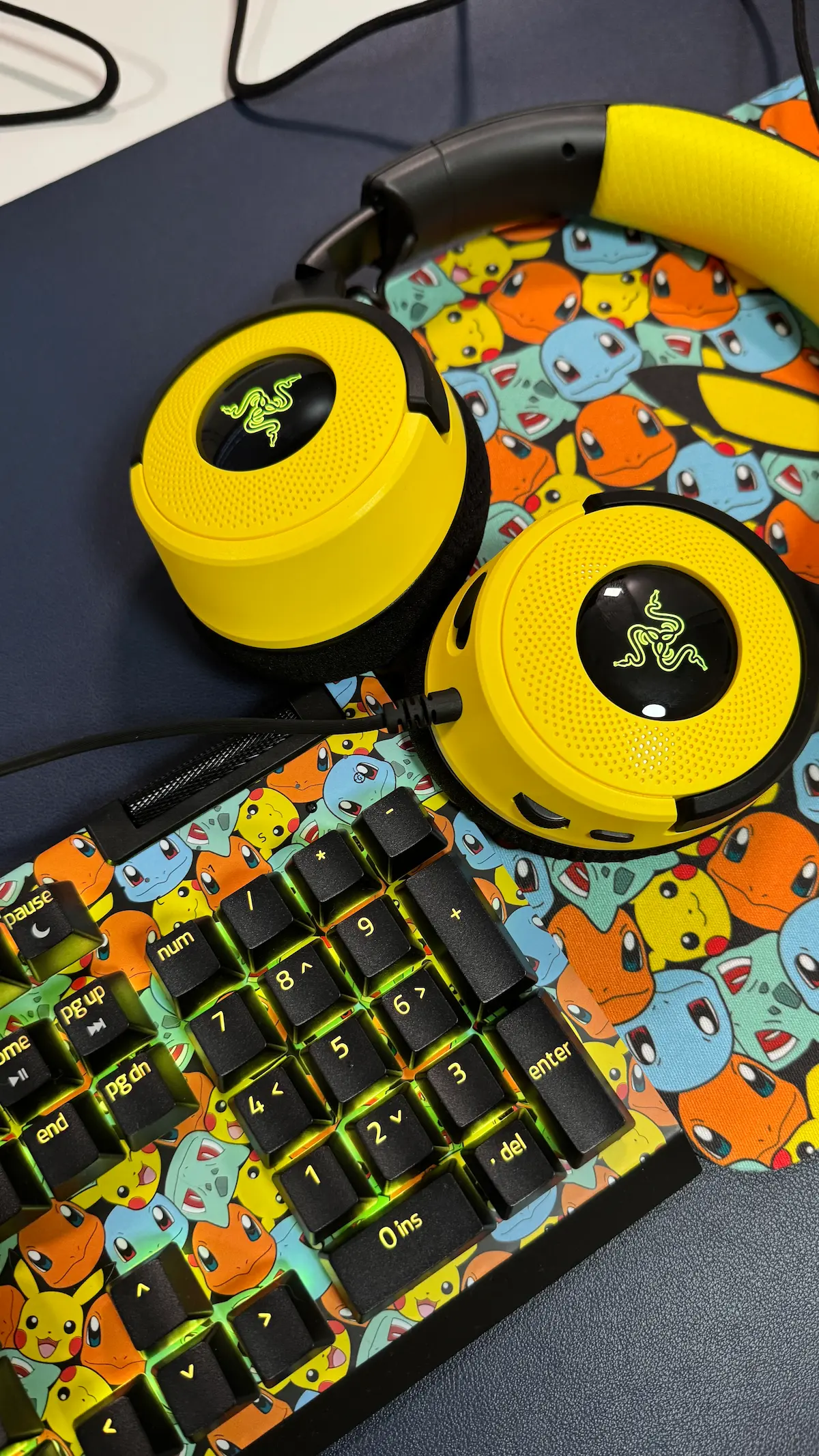 Ein Bild des Razer Kraken V4 X aus der limitierten Pokemon Collab